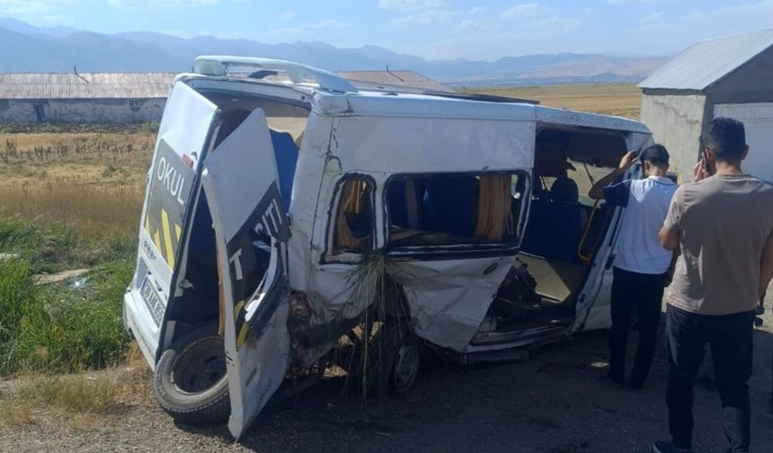 Yüksekova’da korkutan kaza! Minibüs açık rögar çukuruna çarptı: 6 yaralı