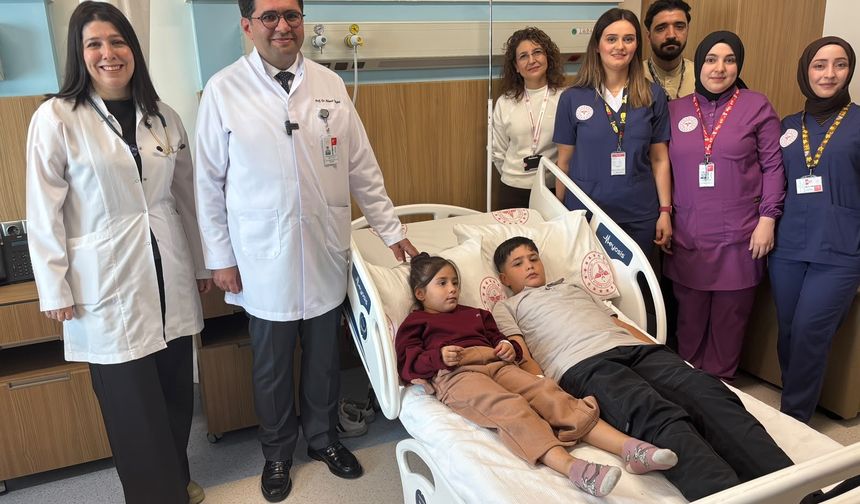 Vanlı iki kardeş aynı anda ameliyata alınarak zoru başardı!