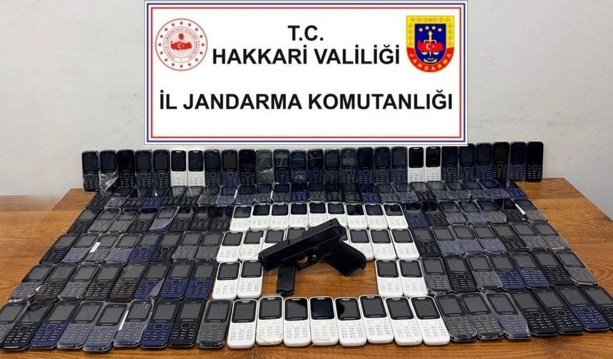 Van’ın sınırında 142 adet kaçak cep telefonu ele geçirildi!