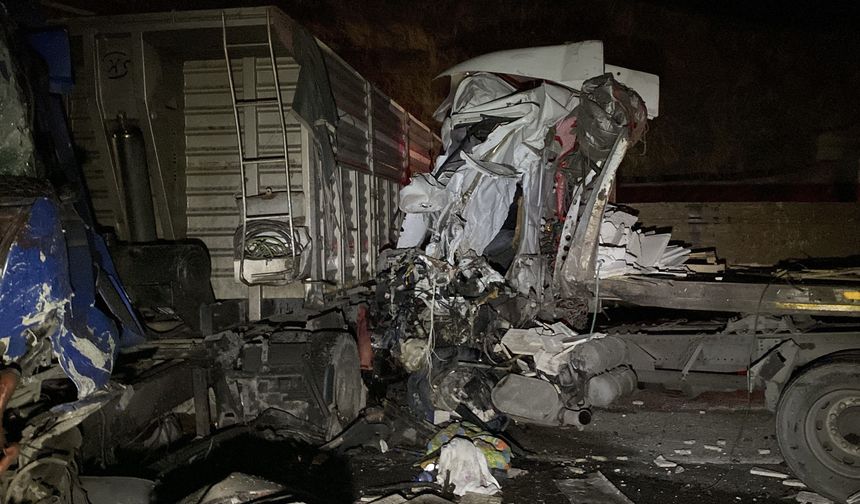 Ortalık savaş alanına döndü: 3 tırın karıştığı feci kazada acı haber geldi!