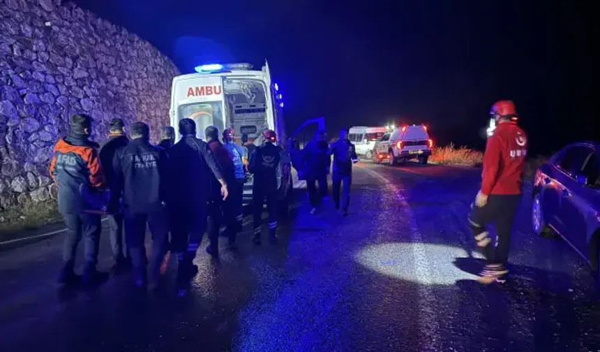 Hakkari'de göçmenleri taşıyan minibüs dereye uçtu: 24 kişi yaralandı!