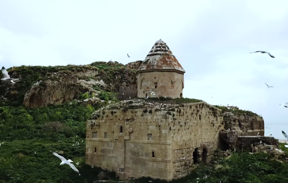 Van’ın gizemli adası olarak biliniyor! Üzerinde 9. yüzyıldan kalma yapı var