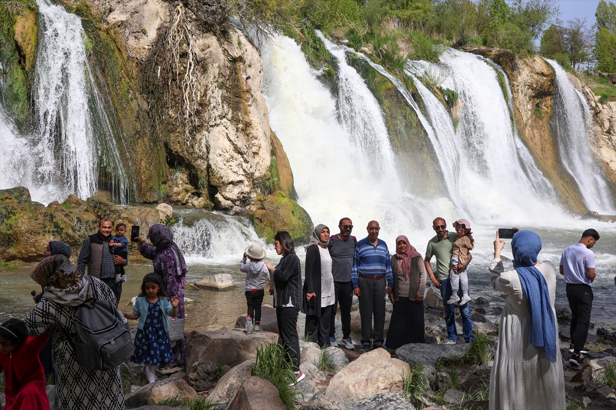 Aa 20250518 37997573 37997565 Sicak Havayi Firsat Bilenler Muradiye Selalesinde Yogunluk Olusturdu (1)