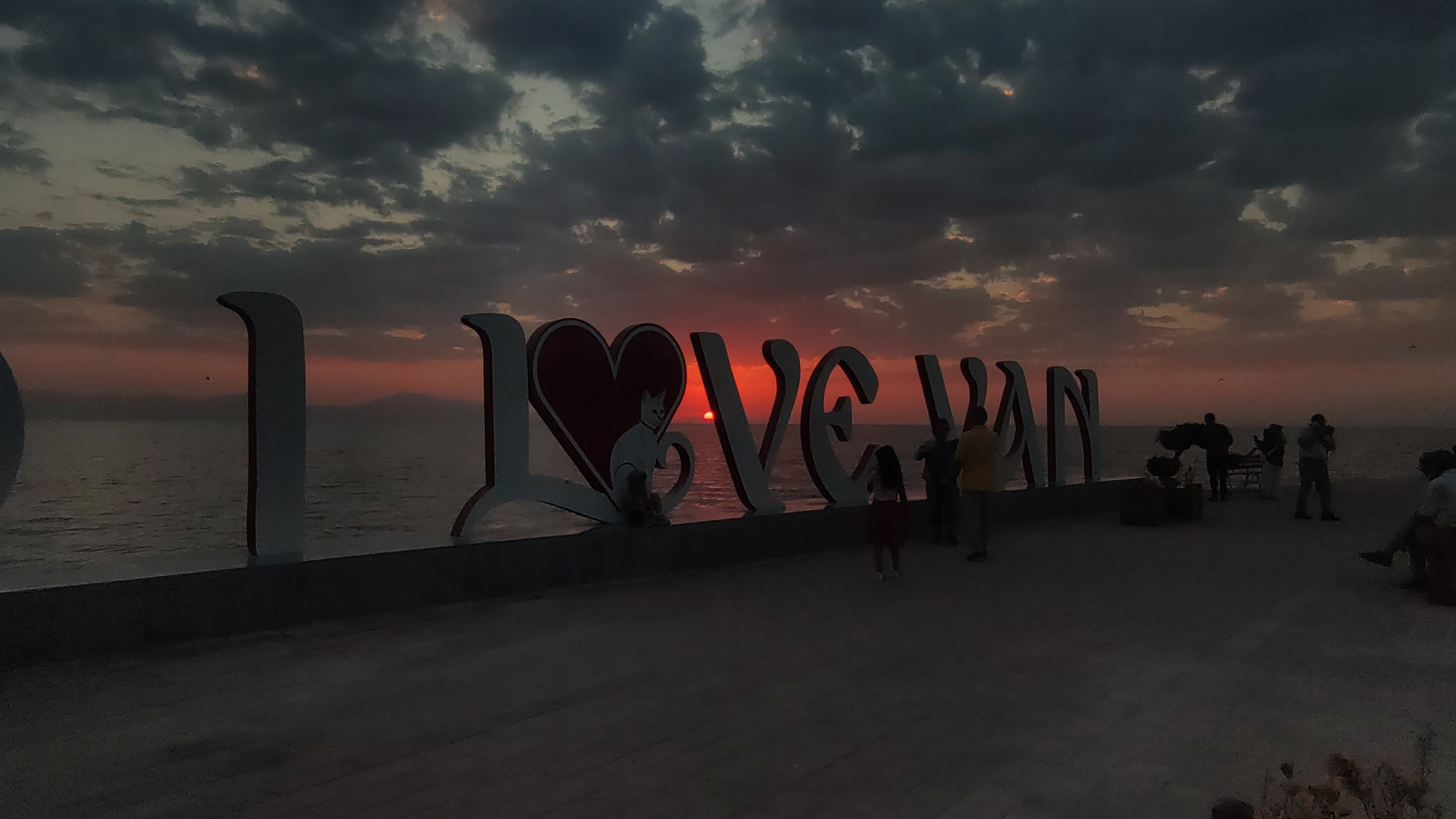 Van’da büyüleyici manzara: Gören mest oldu!