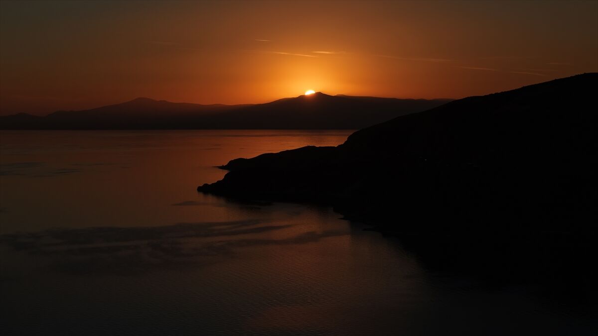 Van Gölü’nün maviliğinin muhteşem kızıl gün batımı ile eşsiz uyumu!