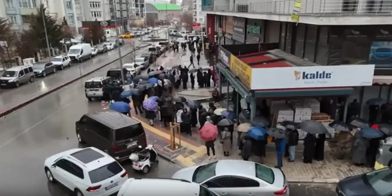 Türkiye’de günün karesi Van’dan: Metrelerce uzayan kuyrukta çileli bekleyiş!