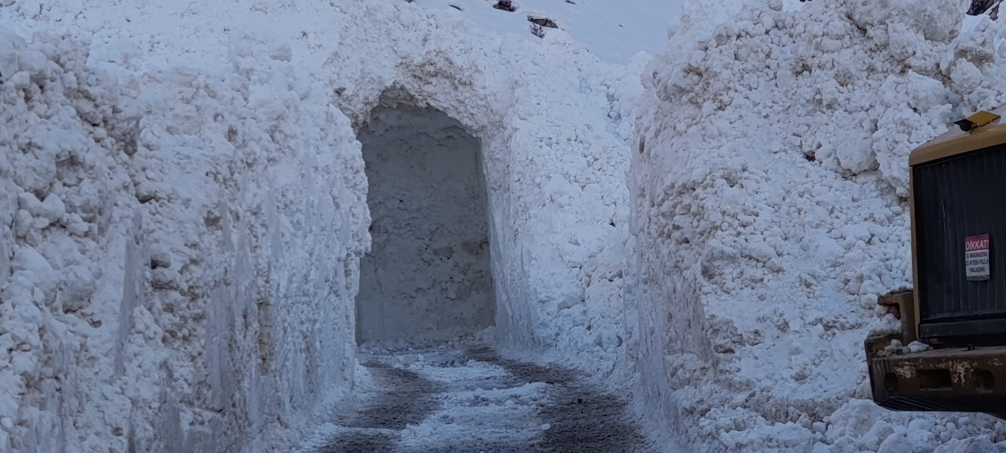 Van’da çığ sonrası yol açma çalışmalarında kardan tünel oluştu