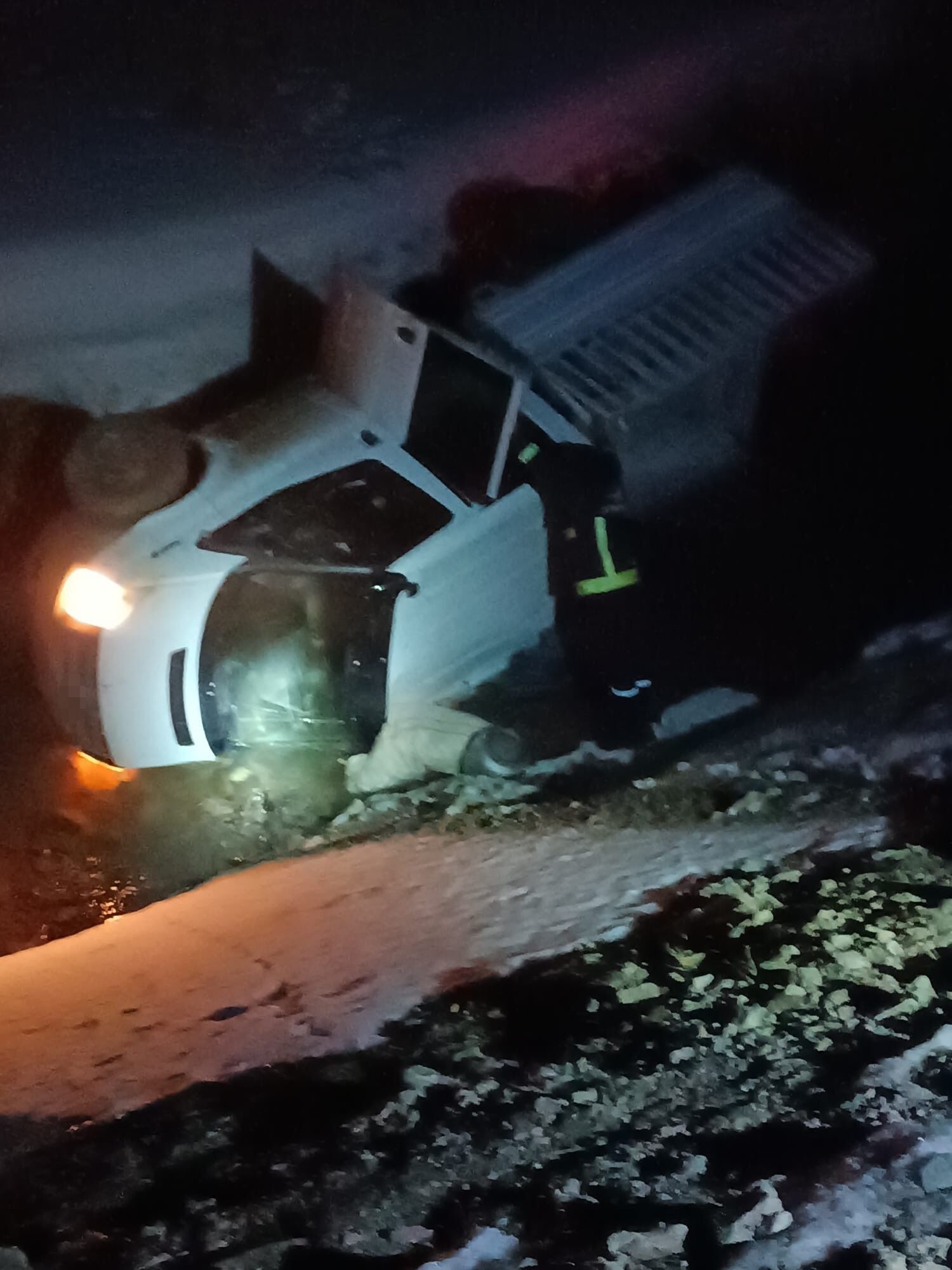 Van’da kontrolden çıkan kamyonet şarampole uçtu, 3 kişi yaralandı!