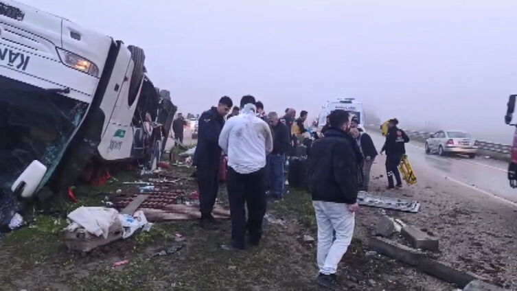 Yolcu otobüsü devrildi: 2 ölü, 23 yaralı