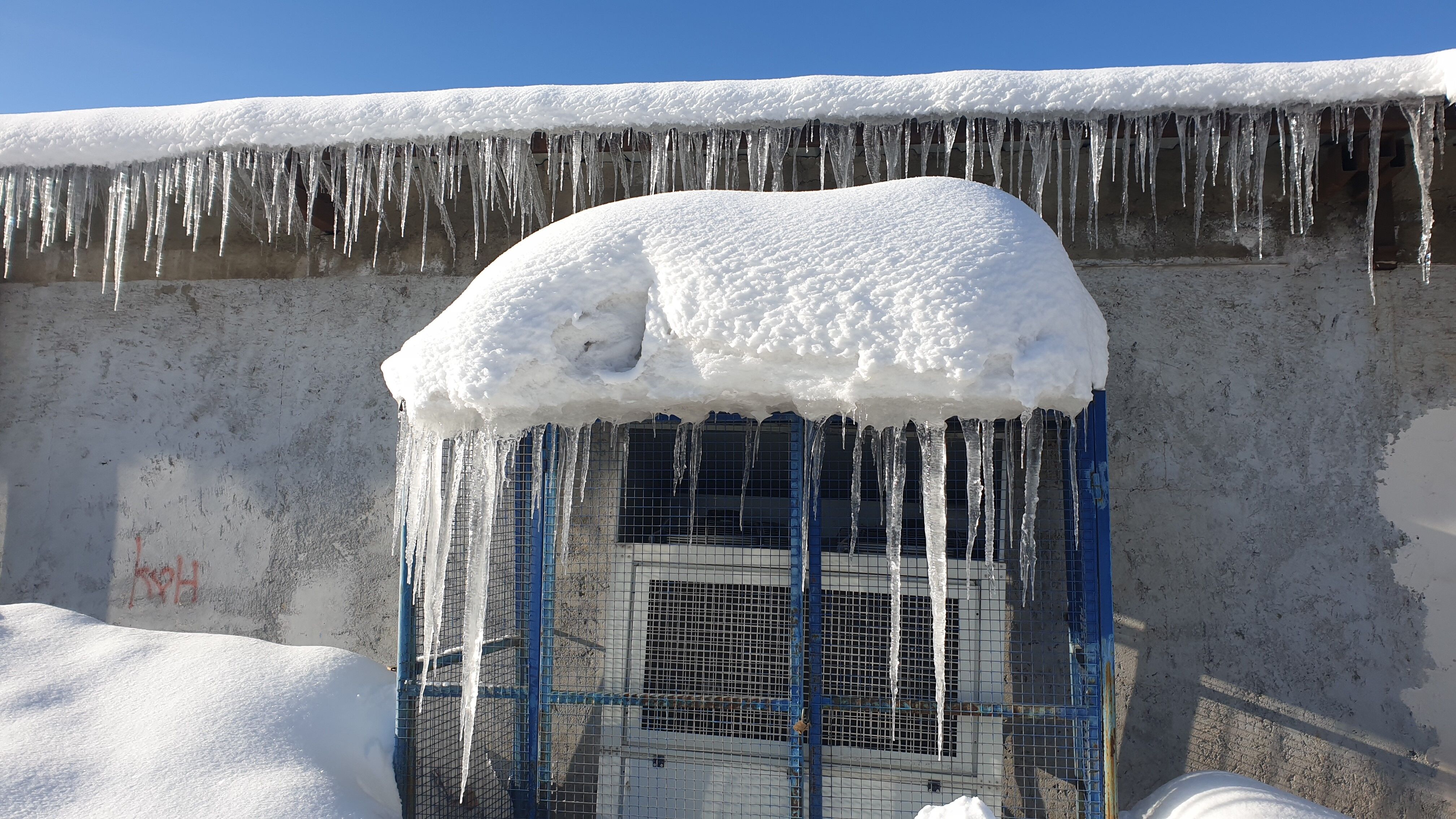 Hava eksi 18 dereceye düştü: Van buz kesildi