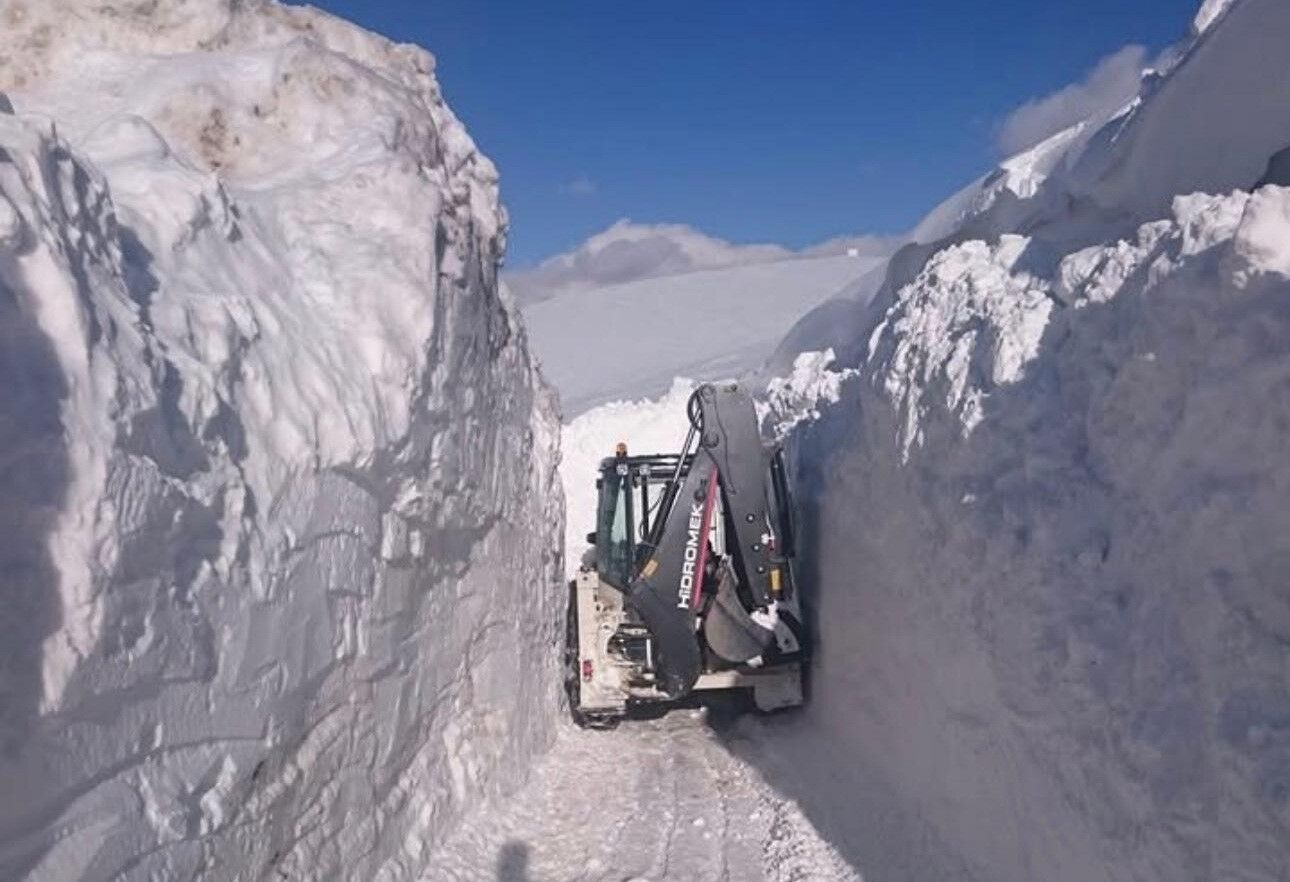 Van’da 3 metreyi bulan kar tünellerinde çalışma