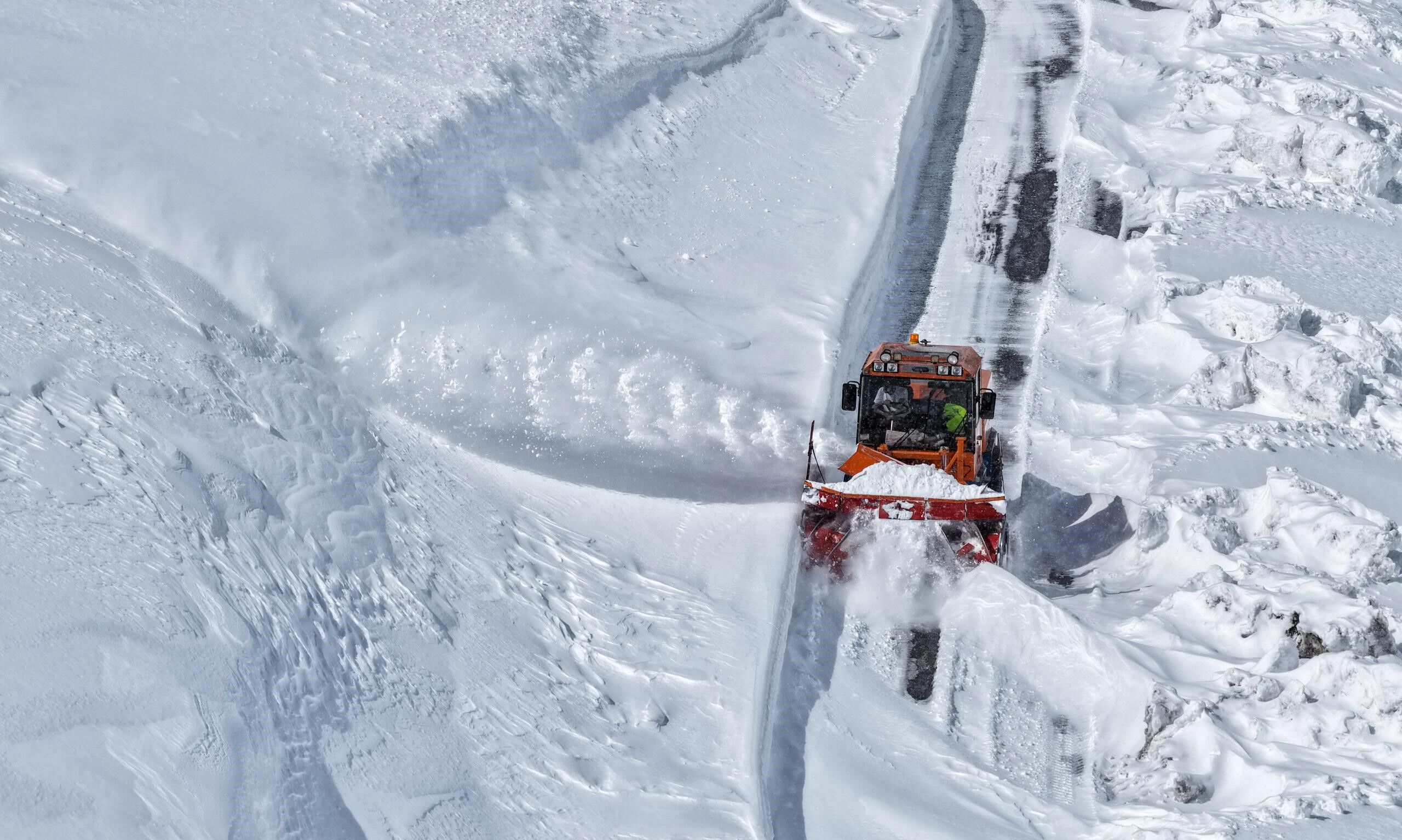 Türkiye’nin en soğuk noktası Van’da kar kalınlığı 4 metreyi geçti!