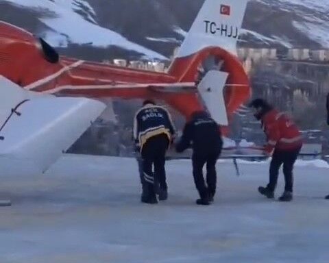 Yüksekten düşen 3 yaşındaki çocuk helikopter ambulansla Van'a sevk edildi
