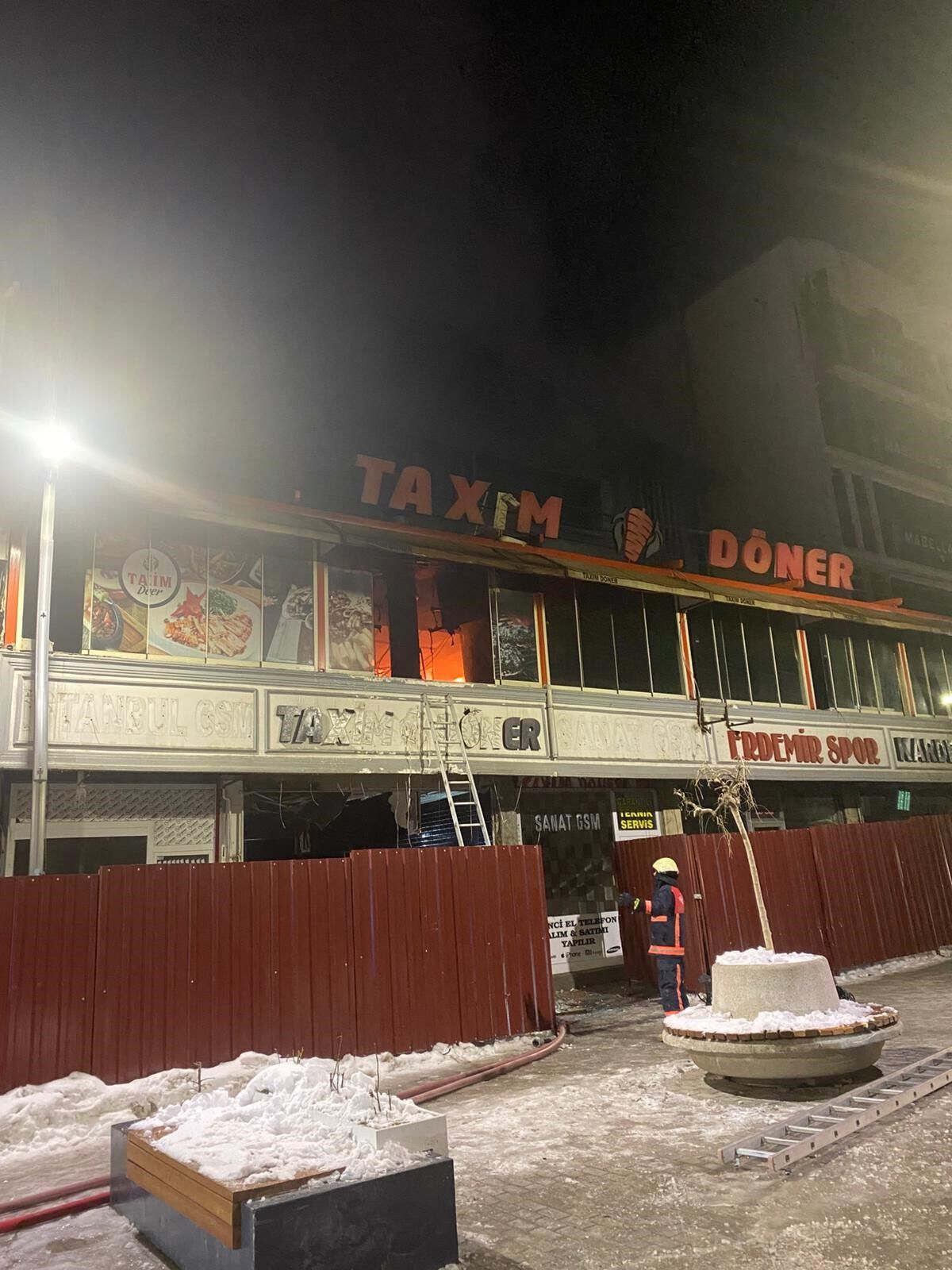 Van’ın Sanat Sokağı’nda yangın: Bir dükkân kül oldu!