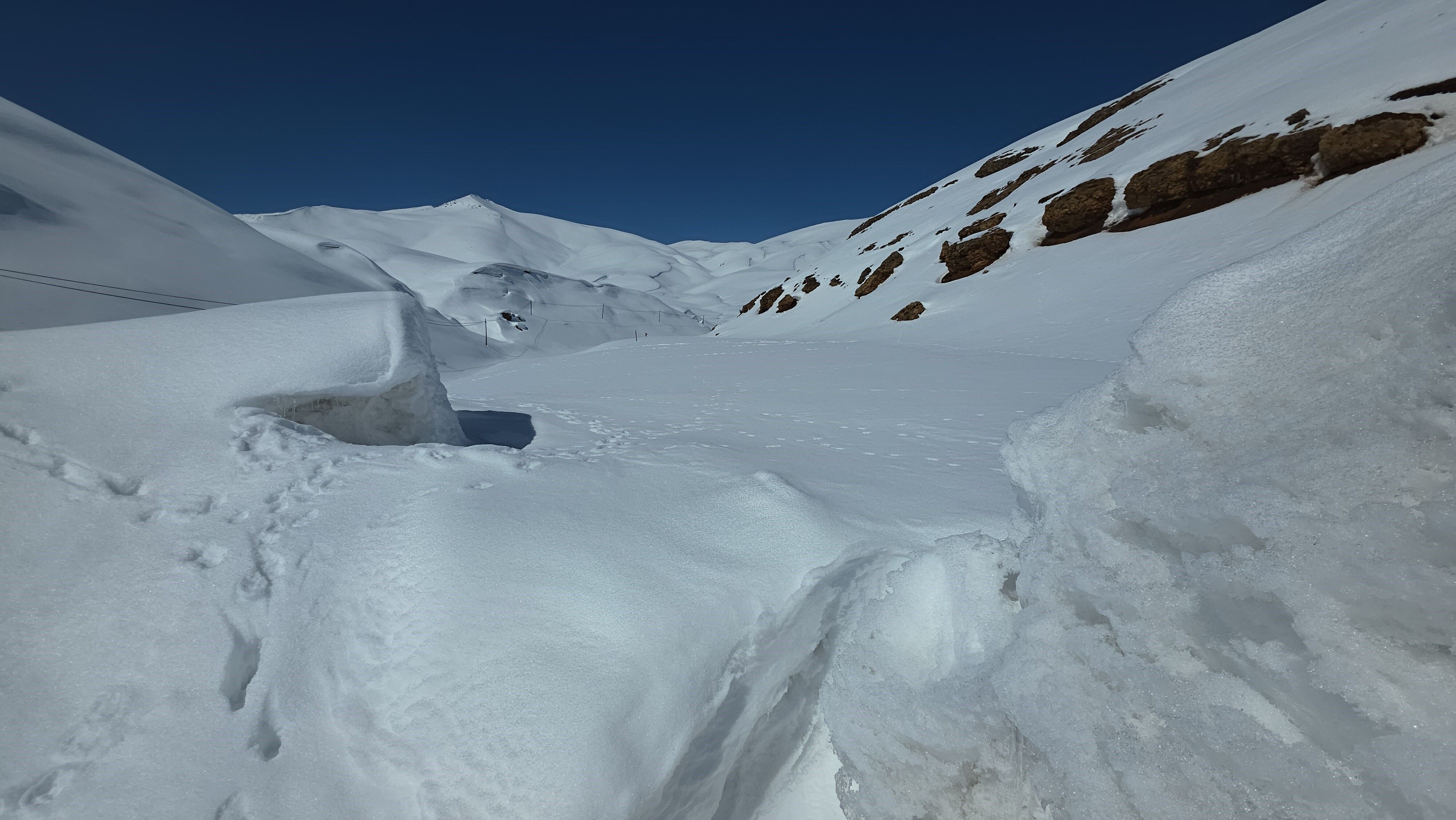 Kar Van’ın esir aldı: 4 ilçede 65 yol ulaşıma kapandı!