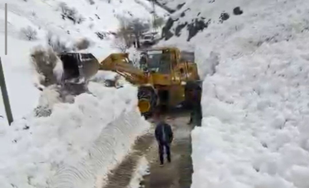 Bahçesaray yoluna düşen çığ temizlendi