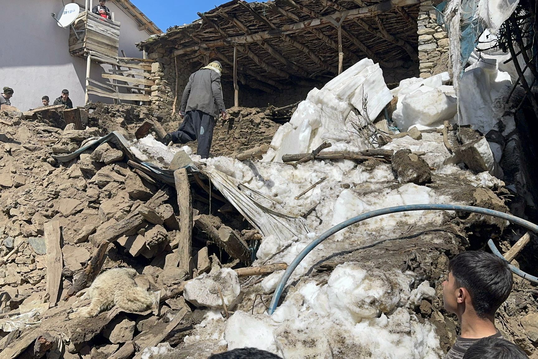 Van’da ahır çöktü: 50 kuzu göçük altında kaldı