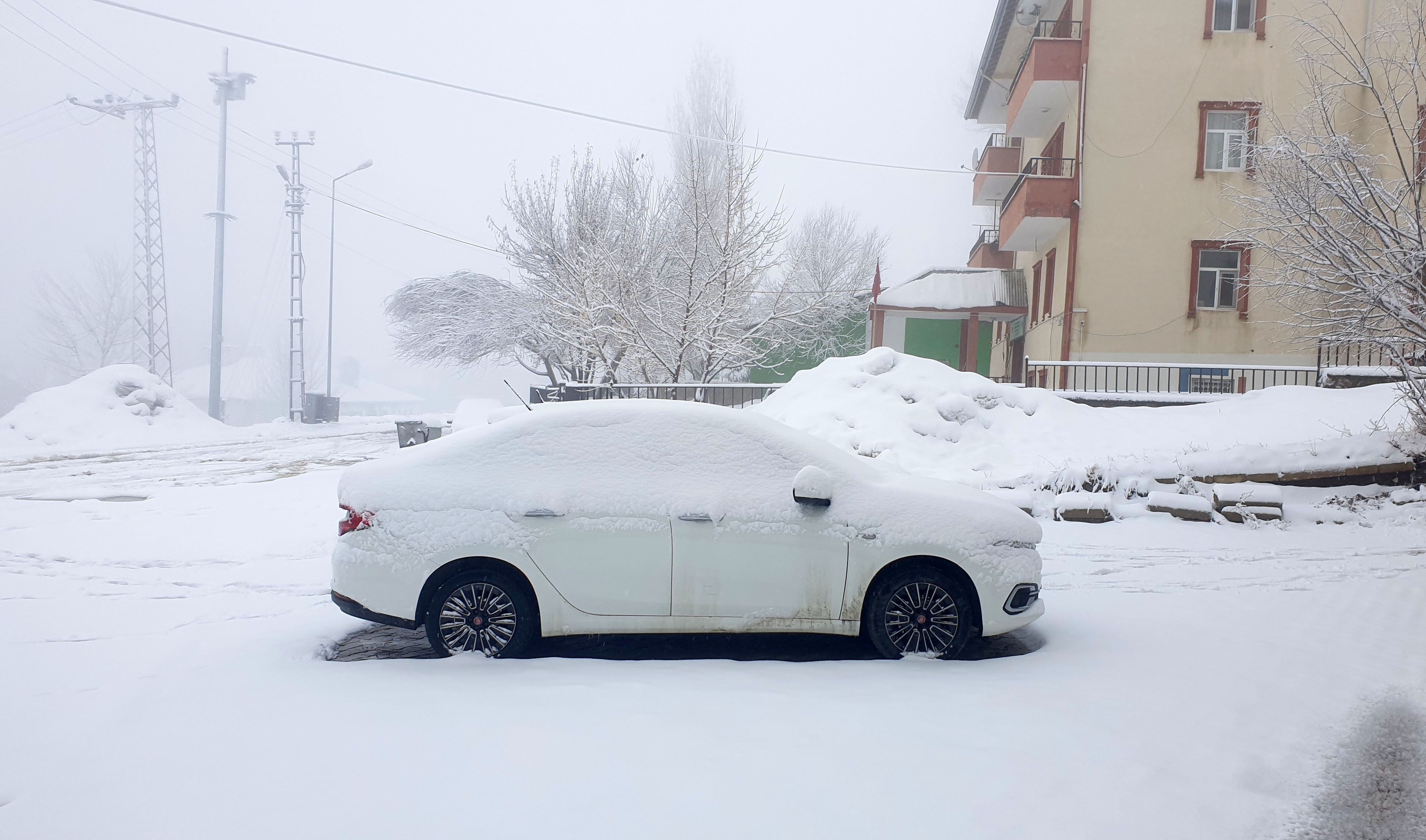 Kış geri döndü, Van'da ulaşım felç oldu!