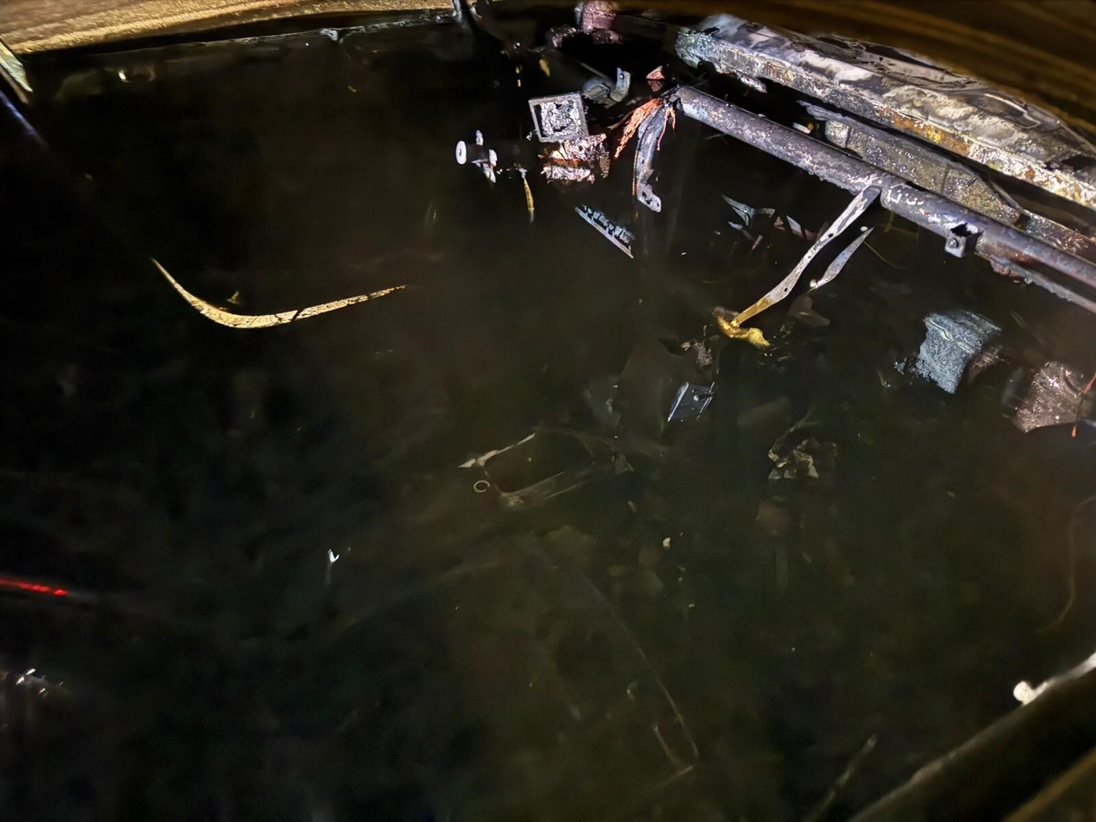 Van’da seyir halindeki araç kül oldu: Geriye hurda yığını kaldı!