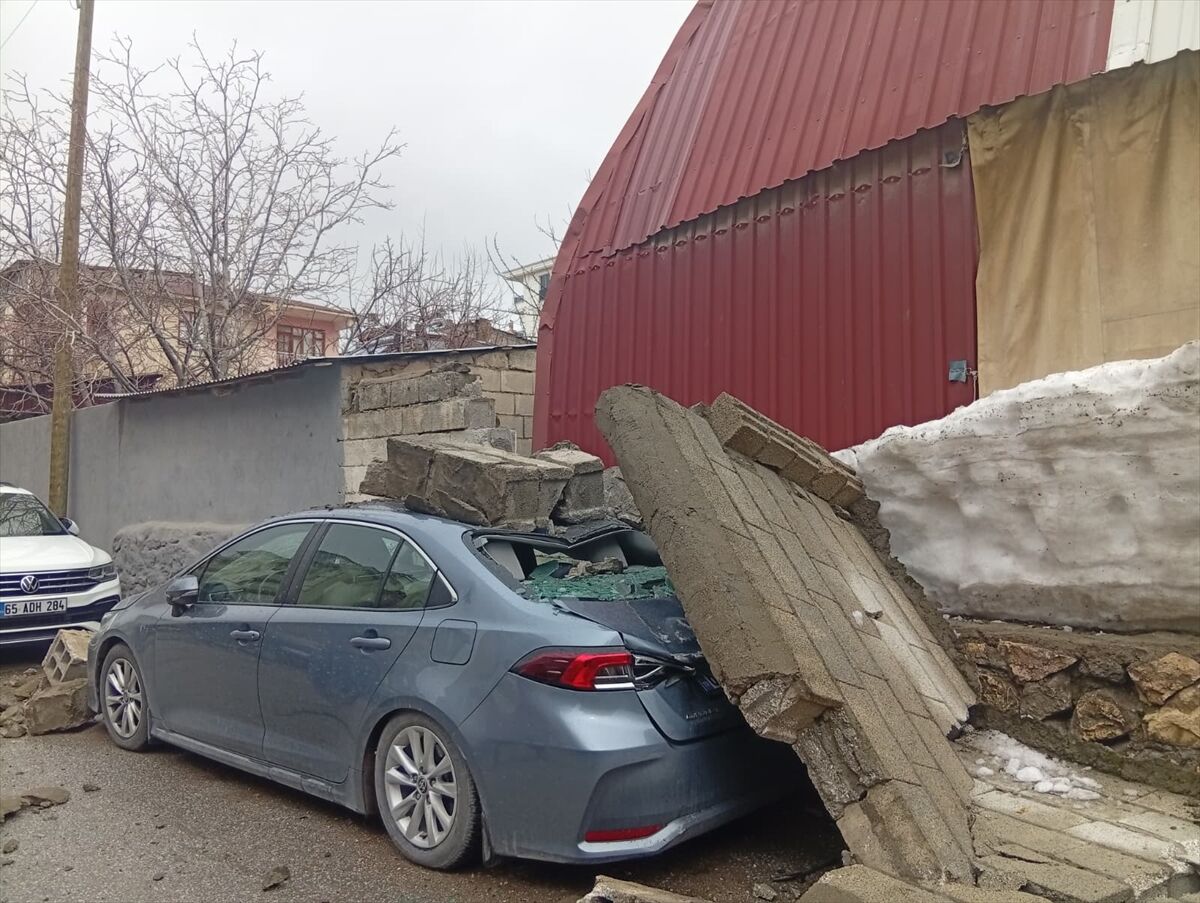 Van’da istinat duvar aracın üzerine yıkıldı