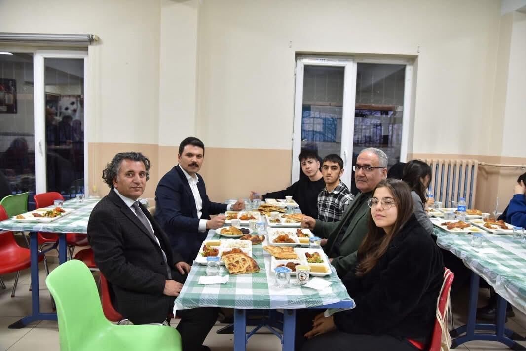 İpekyolu Kaymakamı Gilan, öğrencilerle iftar sofrasında buluştu!