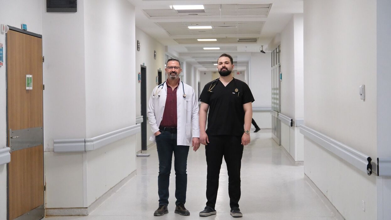 Van’da baba ile oğlu aynı hastanede hastalara şifa dağıtıyor!