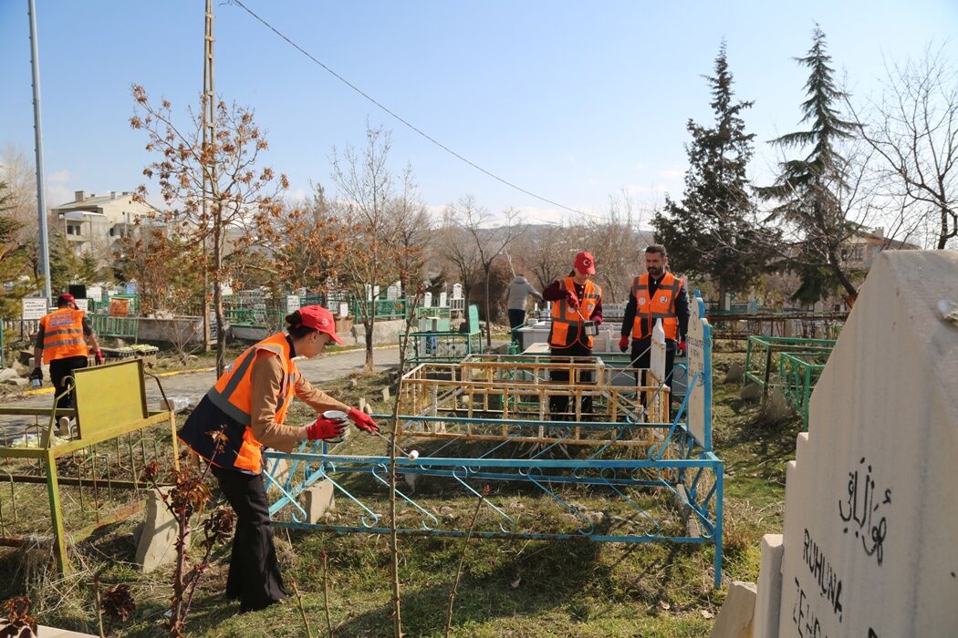 Van'da şehitliklerdeki bayraklar yenilendi, mezarlar bakımdan geçirildi