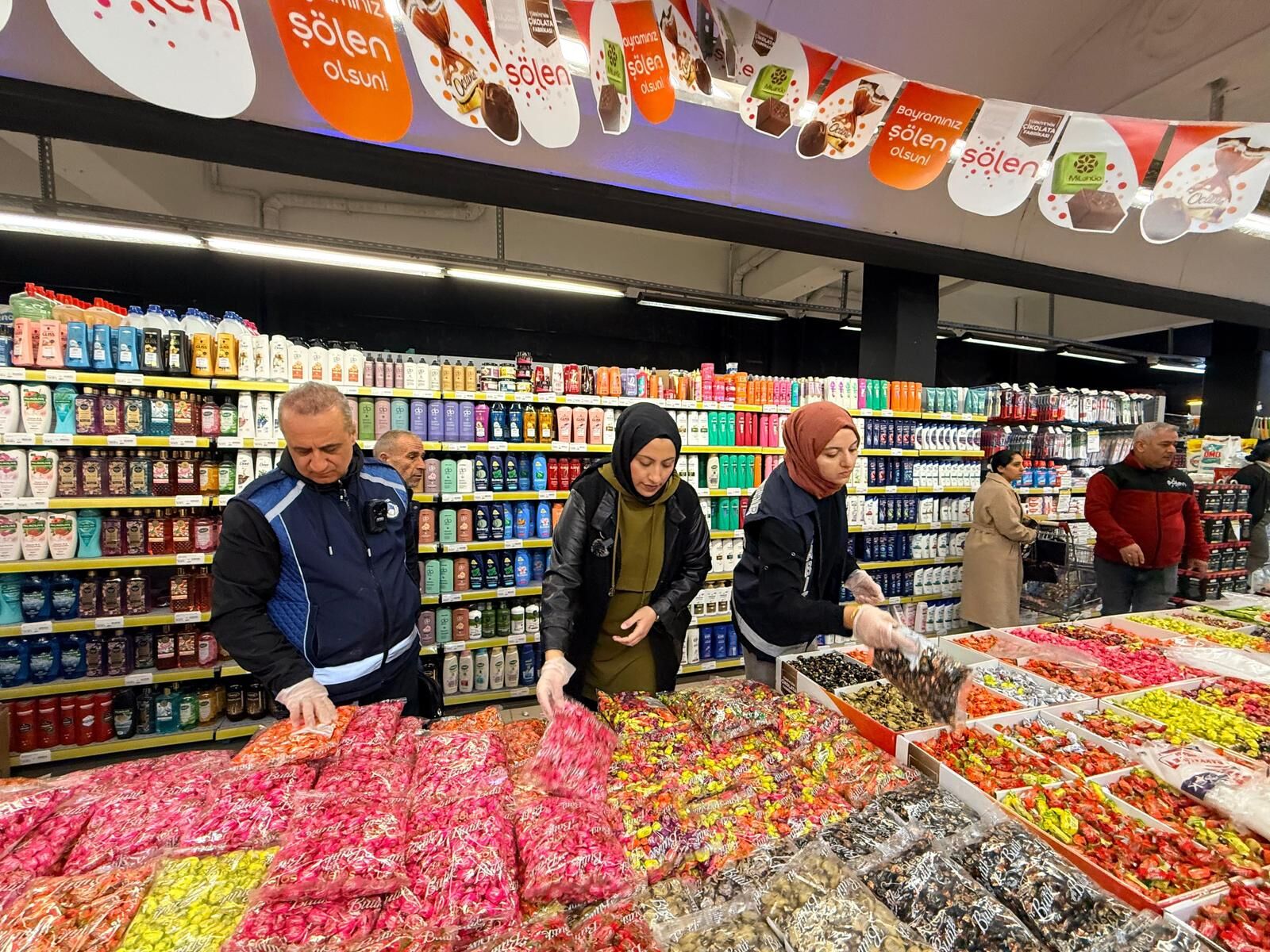 Van Büyükşehir Belediyesinden bayram öncesi tatlı ve marketlere denetim