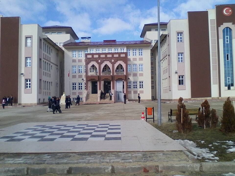 Van’da bir okulda dehşet anları: Öğrenci 4.kattan düştü, eğitime ara verildi!