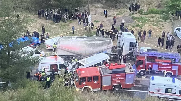 Katliam gibi kaza! Beton mikseri ile minibüs çarpıştı: 7 kişi öldü, 7 kişi yaralandı!