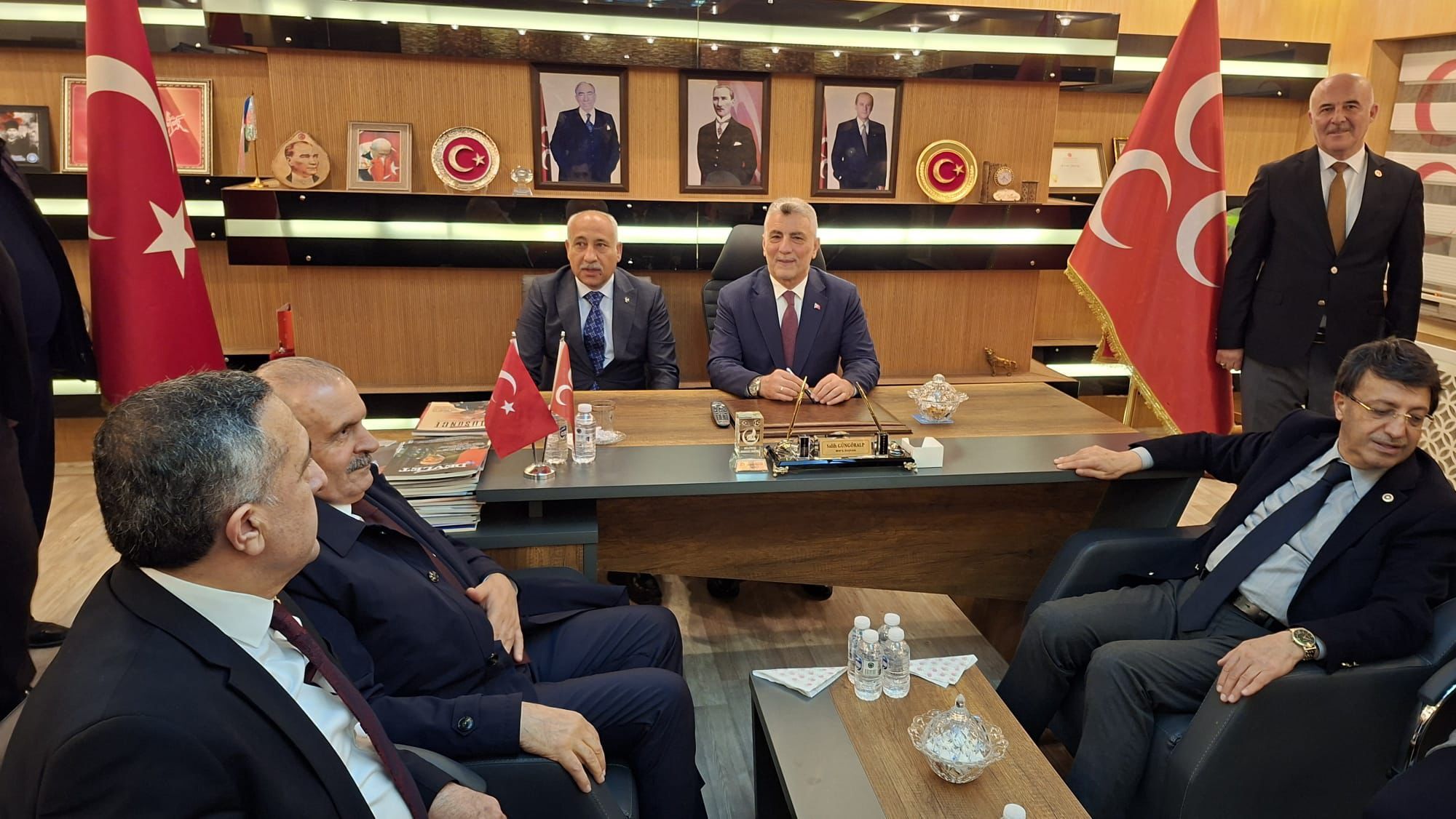 Ticaret Bakanı Bolat’tan MHP Van İl Başkanlığına ziyaret!