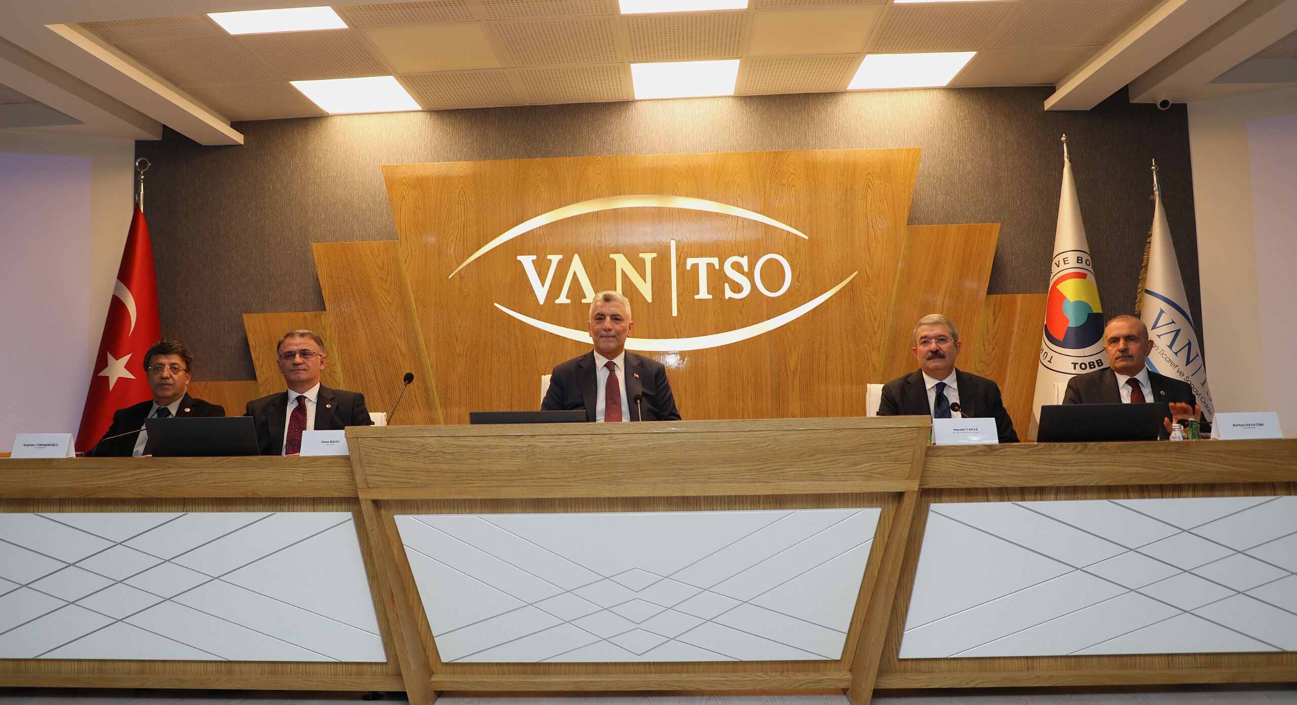 Bakan Bolat Van’dan müjde ile ayrıldı: Van’a 100 milyon TL’lik destek geliyor!