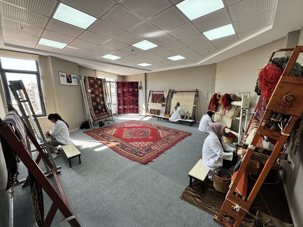 Atık ipler Vanlı kadınların eliyle sanata dönüşüyor!