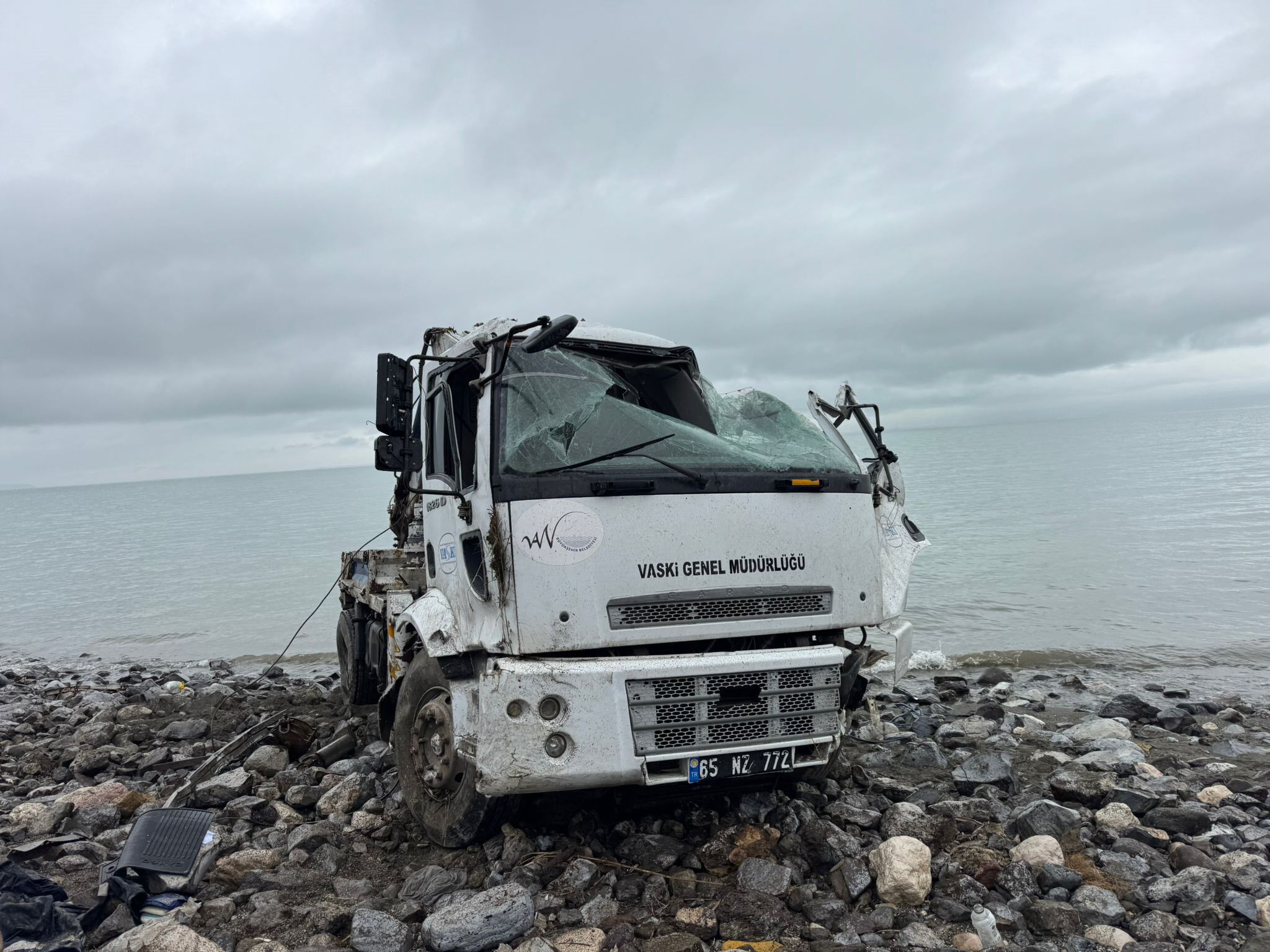 Van’da kurum aracı Van Gölü’ne uçtu: 1 kişi yaralandı!