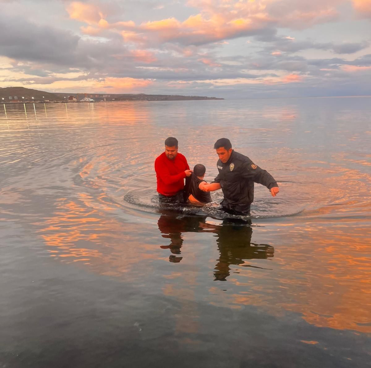 Sokuk havada Van Gölü’ne giren alkollü vatandaş kurtardı