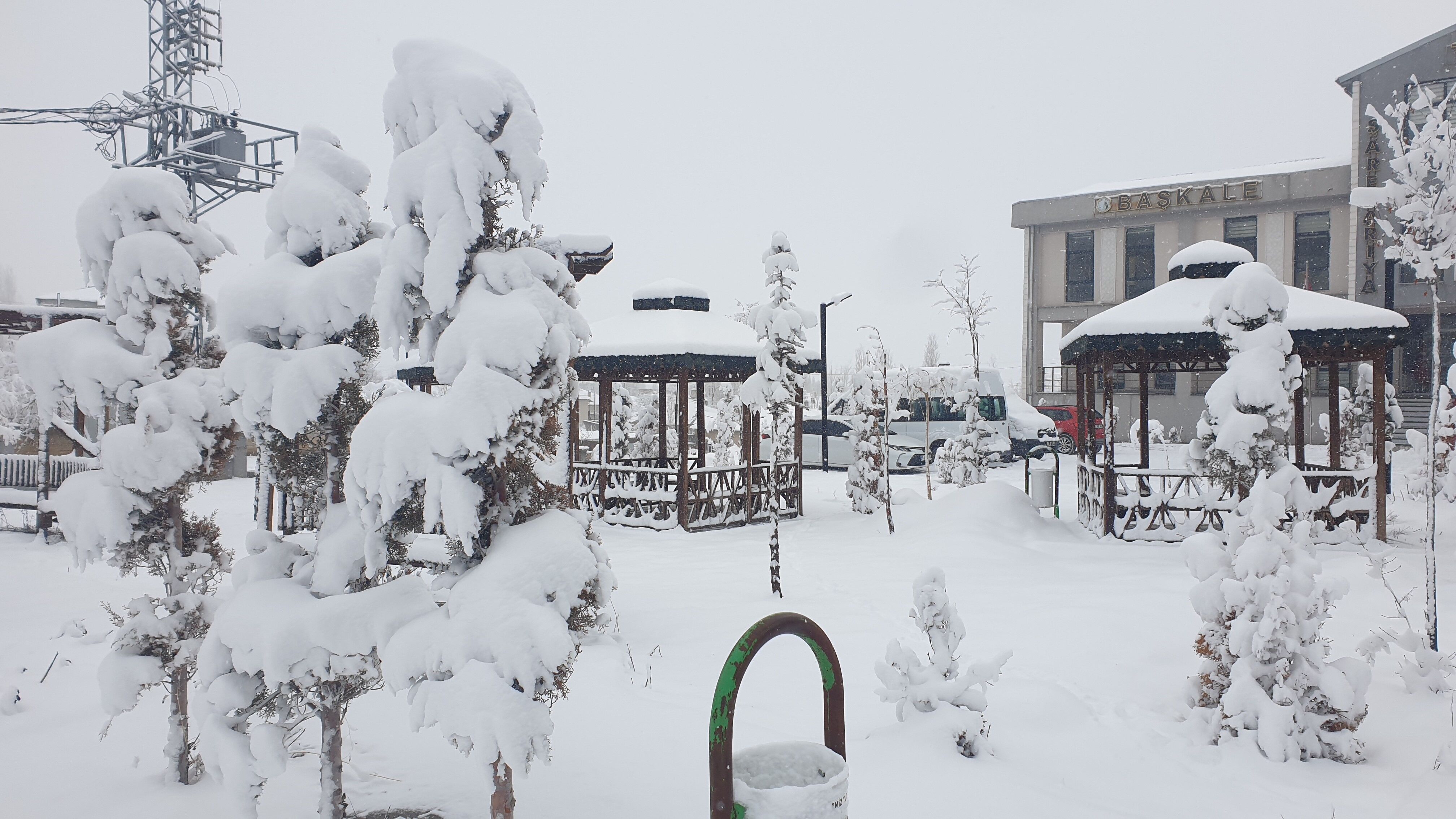 Kış Van’a geri döndü: Van’a bahar yerine kar geldi!