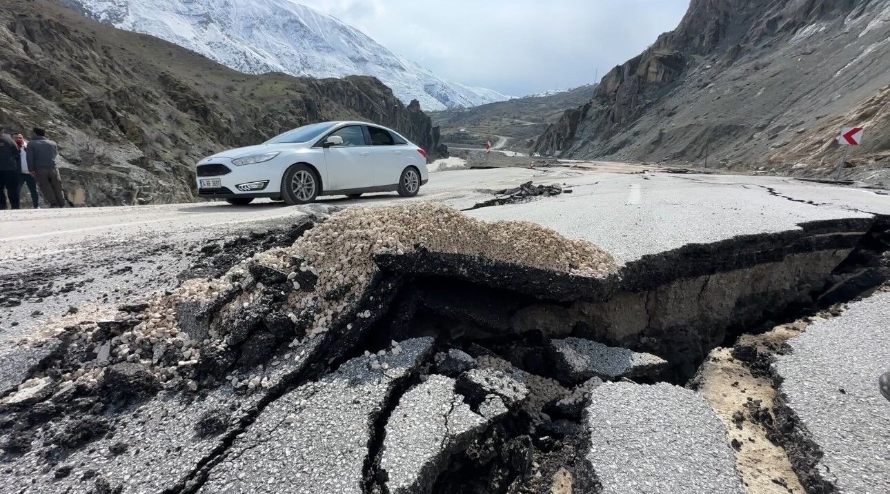 Hakkari’nin Van ile bağlantısı kesildi: Sürücüler aman bu yola dikkat!