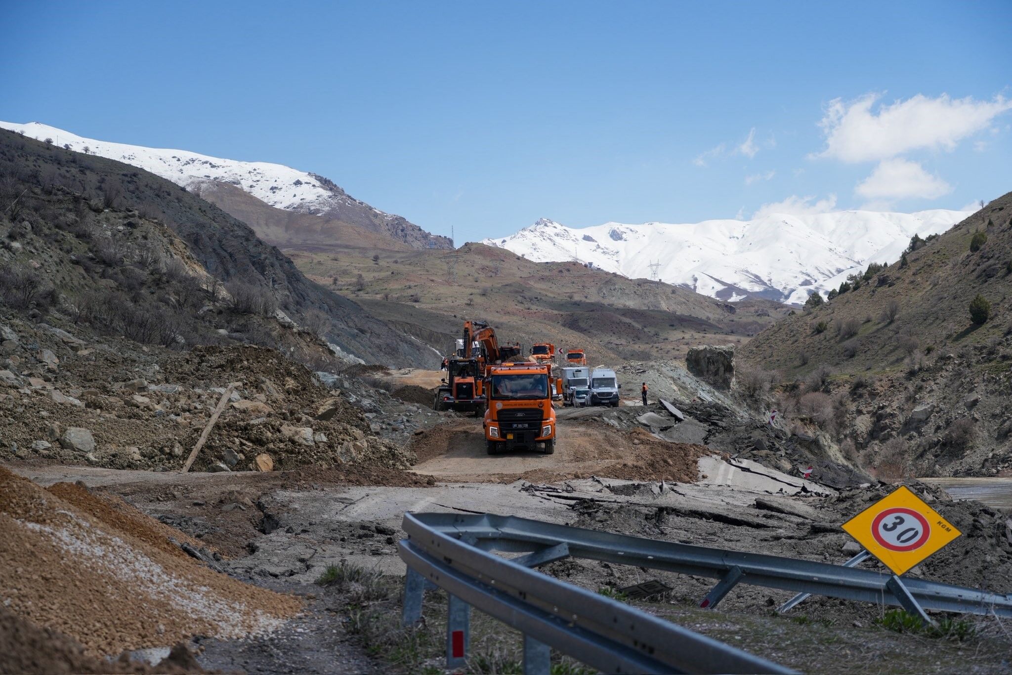 Sağanak ve heyelan Van-Hakkari kara yolunu vurdu: 3 gündür ulaşım yok!