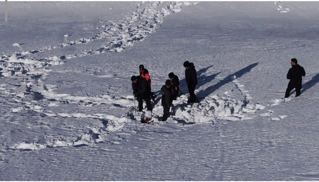Van-Bahçesaray yolunda "çığ" mesaisi: Uzman ekipler en kritik noktaları mercek altına aldı!