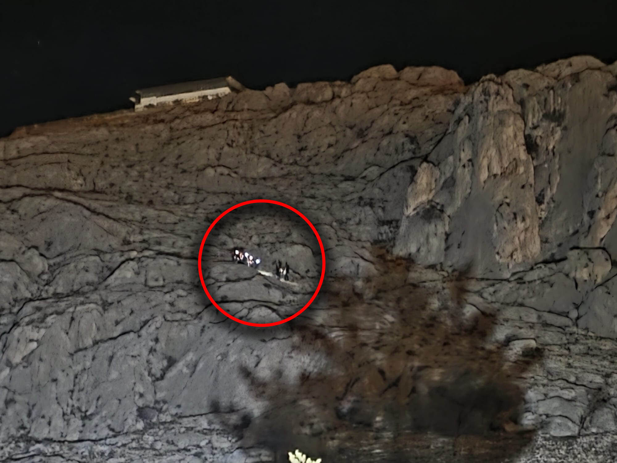 Van'da cezaevinden kaçan firari şahıs sarp kayalıklarda mahsur kaldı!