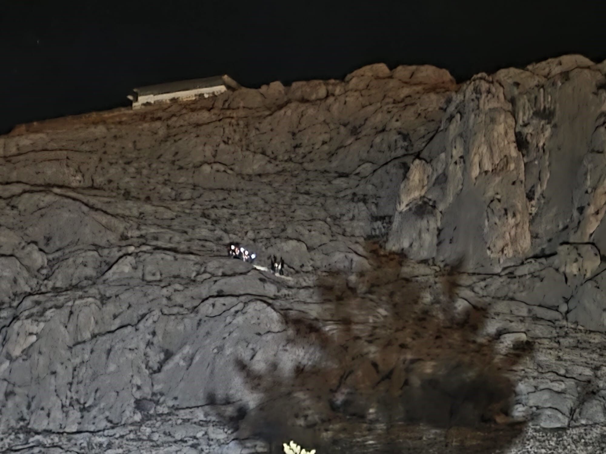 Van'da cezaevinden kaçan firari şahıs sarp kayalıklarda mahsur kaldı!