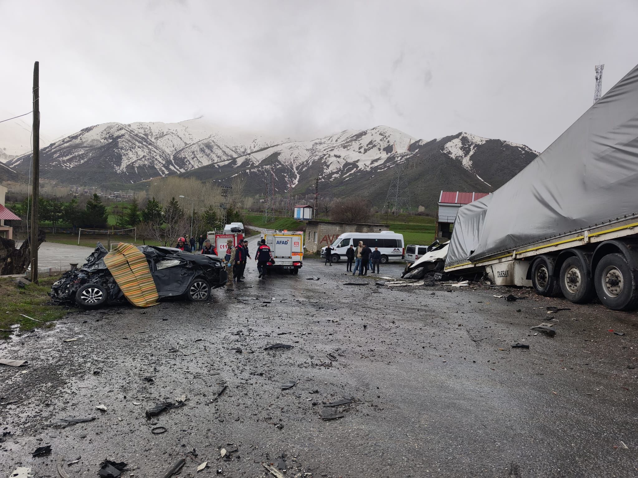 Van-Tatvan tır ile otomobil kafa kafaya çarpıştı: 2 ölü, 1 yaralı!