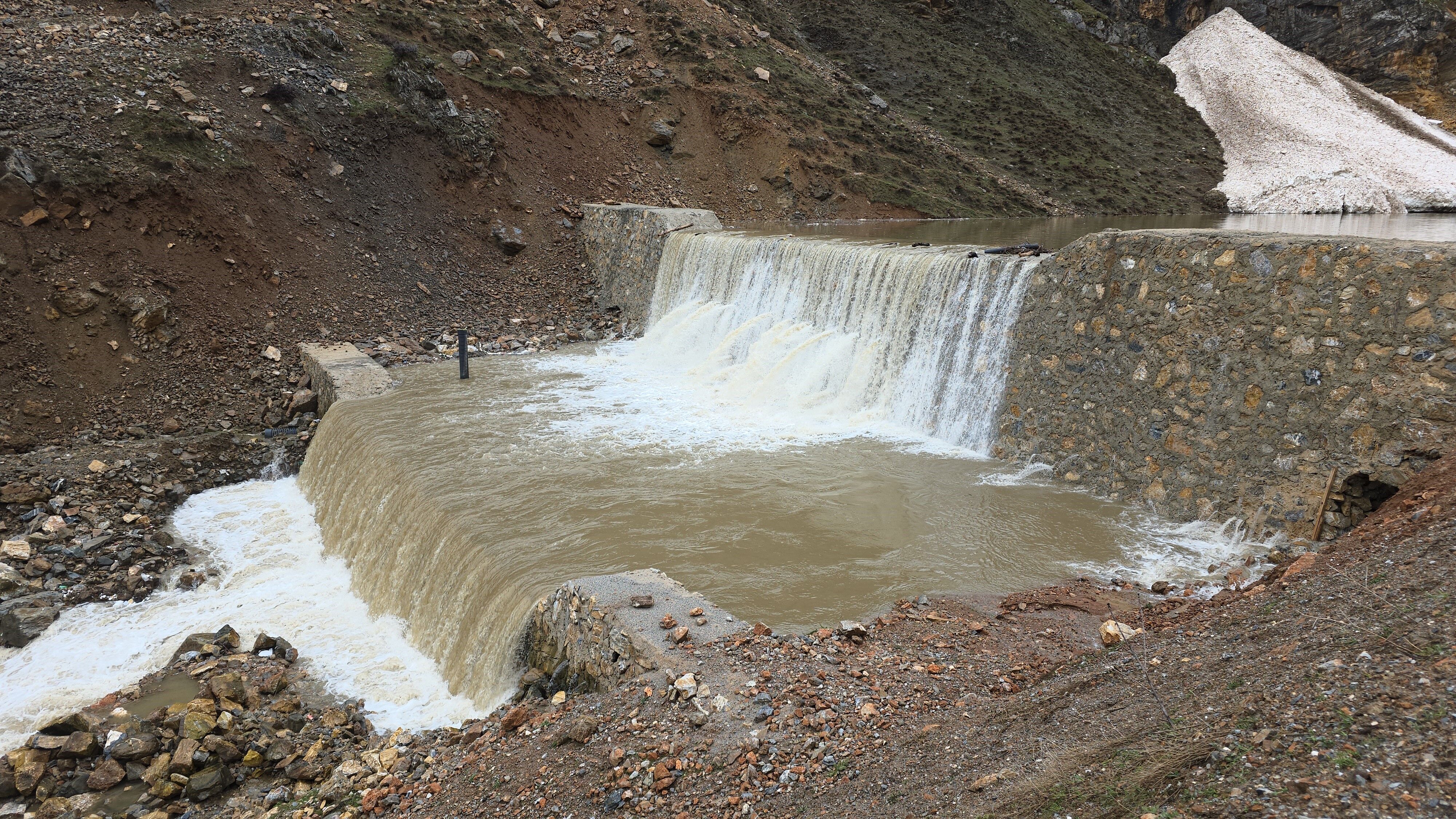 Van’ı sağanak yağış vurdu, ilçe merkezi risk altında!