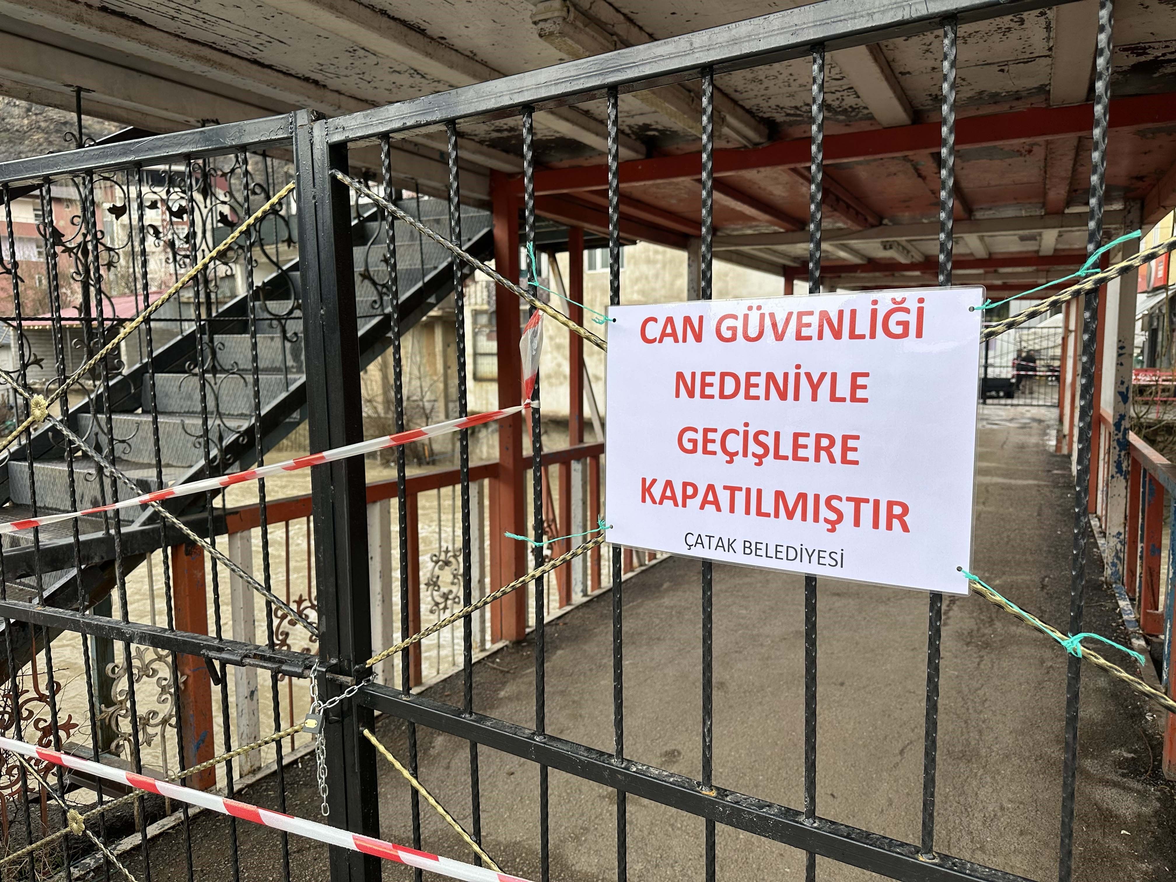 Van’da Çatak Çayı coştu, köprü ve kafeler kapatıldı!