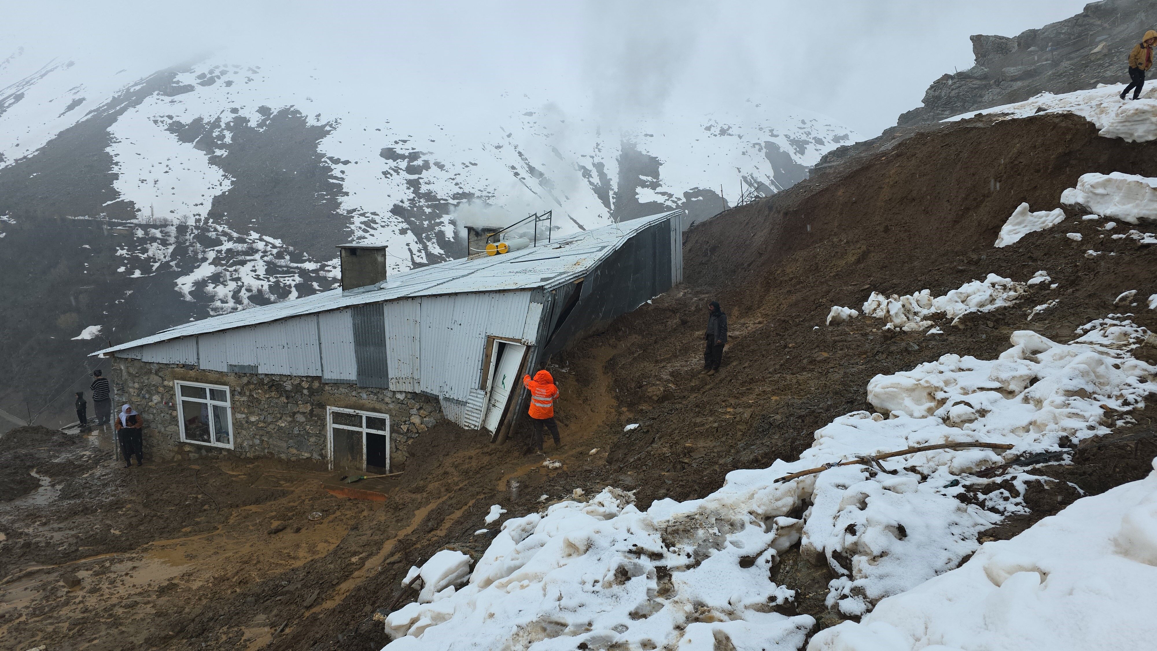 Van’da heyelan bir evde büyük çapta hasar oluşturdu