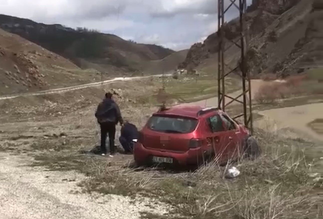 Van-Yüksekova karayolunda otomobil elektrik direğine çarptı: 1 ölü, 1 ağır yaralı!