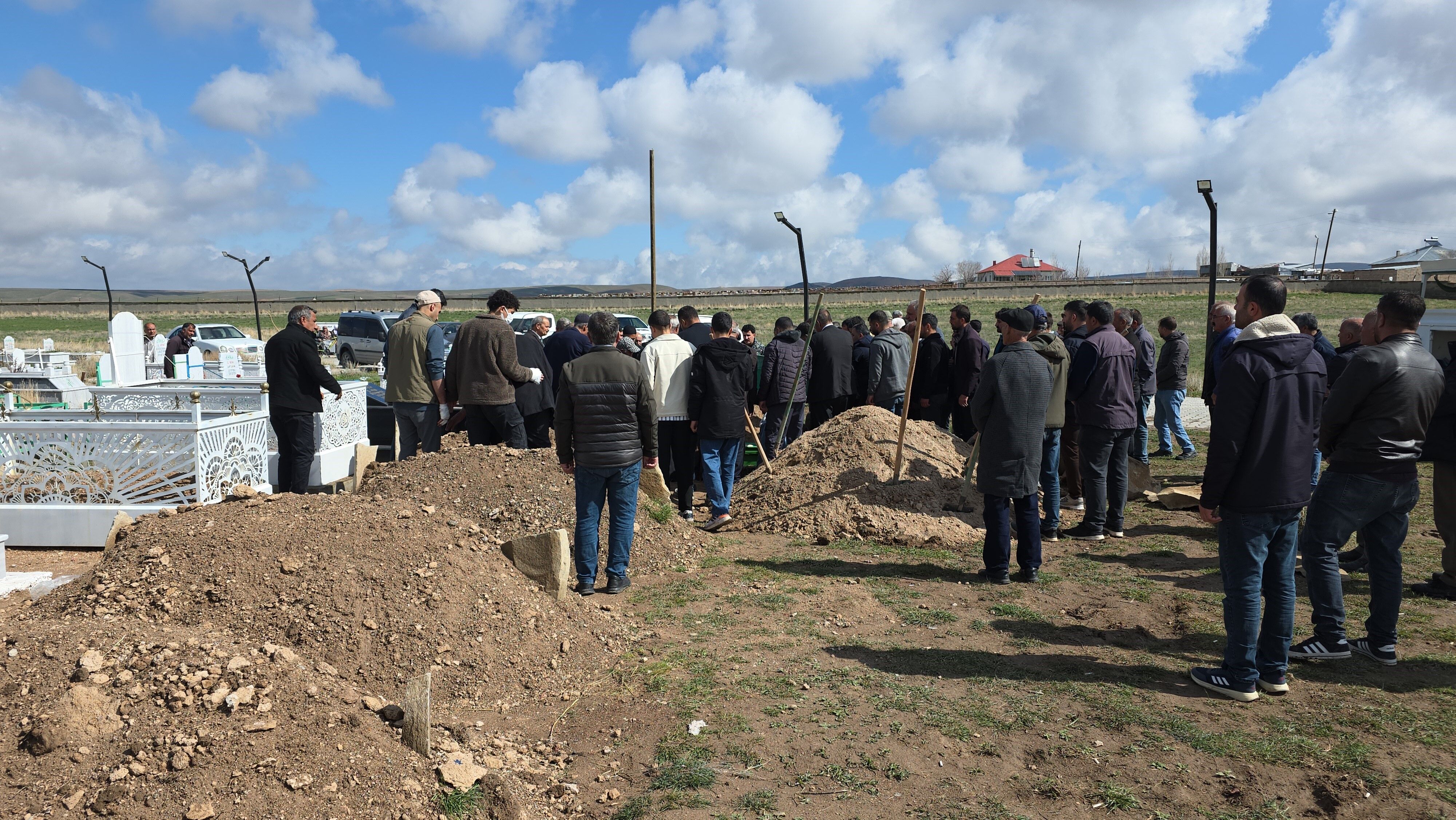 Van’da köpeklerin saldırısında hayatını kaybeden 5 yaşındaki Hamza toprağa verildi!