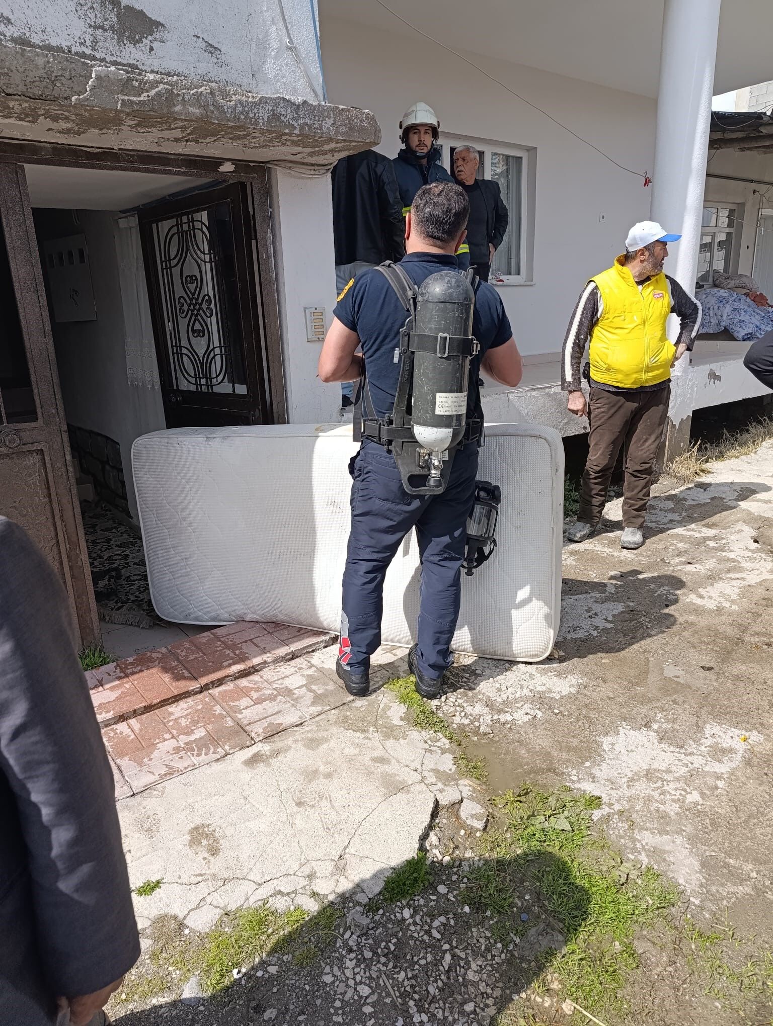 Van’da korkutan ev yangını: Hasar büyük!