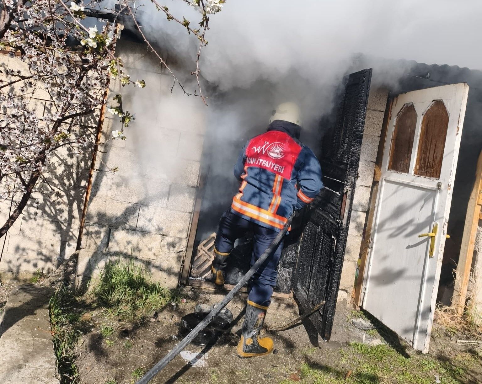 Van’da korkutan odunluk yangını!
