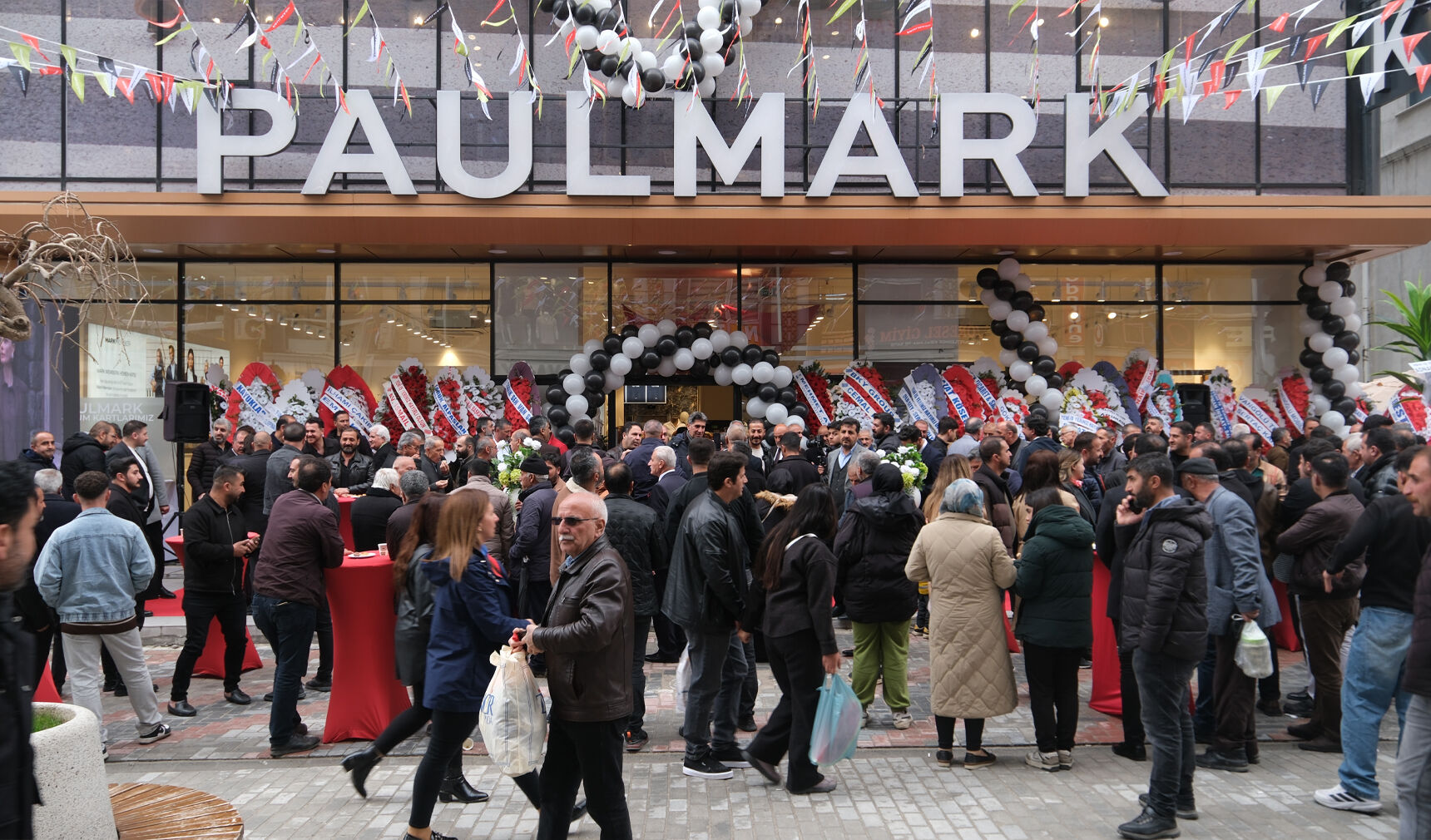 Van’ın en işlek sokağına dev marka: Paulmark kapılarını açtı!